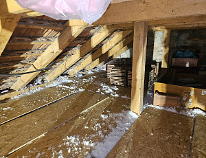 Zateplení stropu zděného rodinného domu pomocí foukané izolace